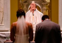 Viral confesión de sacerdote en una boda: ‘Me robaste a mi novia’ Viral confesión de sacerdote en una boda: 'Me quitaste a mi novia'