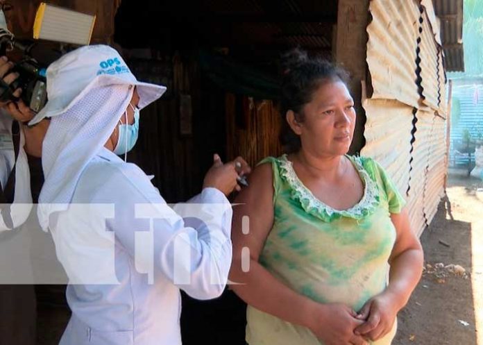 Aplicación de vacunas contra el COVID-19 en Mateare