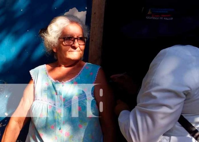 Familias del D-VI Managua inmunizadas contra el COVID-19