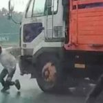 Motociclista salvó «por un pelo» de ser atropellado por un camión Motociclista salvó "por un pelo" de ser atropellado por un camión