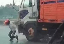 Motociclista salvó «por un pelo» de ser atropellado por un camión Motociclista salvó "por un pelo" de ser atropellado por un camión