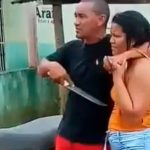 ¡Descomunal golpe! Hombre recibe su merecido por amenazar a mujer con cuchillo ¡Descomunal golpe! recibe hombre por amenazar a mujer con un cuchillo