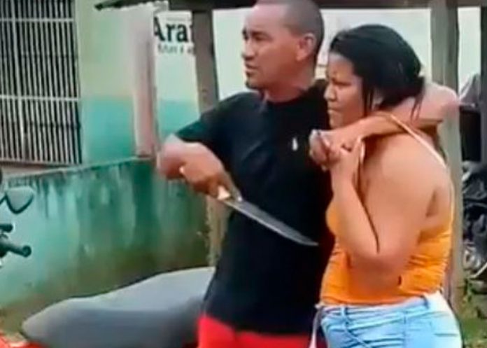 ¡Descomunal golpe! recibe hombre por amenazar a mujer con un cuchillo