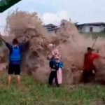 ¡Polémicos Tiktokers! Arriesgan su vida para grabar tsunami en Tonga