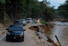 En segundos la «tierra se tragó» varios carros en Malasia (Video) En segundos la "tierra se tragó" varios carros en Malasia (Video)