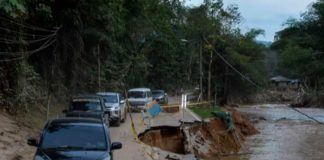 En segundos la "tierra se tragó" varios carros en Malasia (Video)