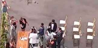 ¡Contra viento y marea! En medio de tsunami pareja da el ‘sí’ del amor