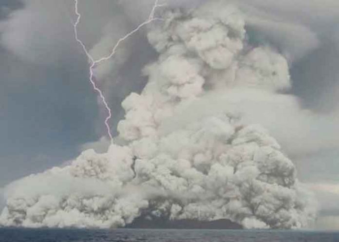 volcan-tonga Primer fallecido por erupción del volcán y tsunami en Tonga