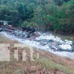 Se duerme al volante y termina volcado camino a Peñas Blancas Vuelco de camión en carretera hacia Peñas Blancas, Rivas