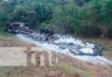 Se duerme al volante y termina volcado camino a Peñas Blancas Vuelco de camión en carretera hacia Peñas Blancas, Rivas