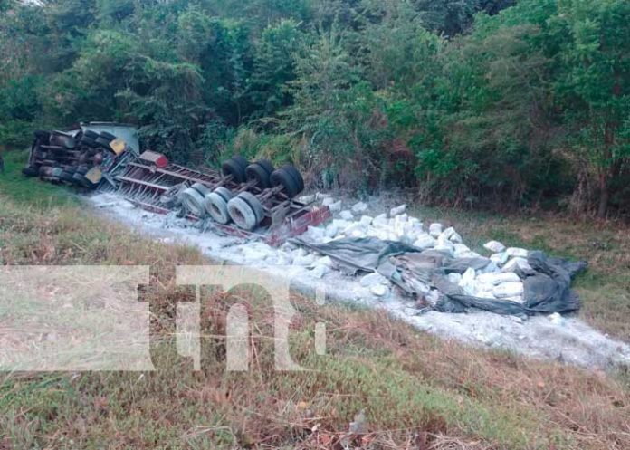 Vuelco de camión en carretera hacia Peñas Blancas, Rivas