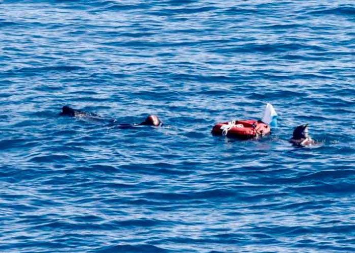 1 Subió a 10 la cifra de muertos por naufragio cerca de Canadá.