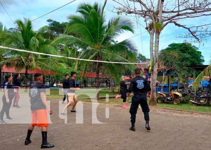 Policía Nacional desarrolla jornada deportiva con jóvenes de Río San Juan