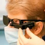 Anciana recupera su visión al recibir el primer implante de chip biónico.