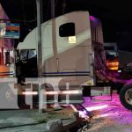 Rastra acaba con «el arbolito» y destruye un negocio en Managua Rastra acaba con "el arbolito" y destruye un negocio en Managua