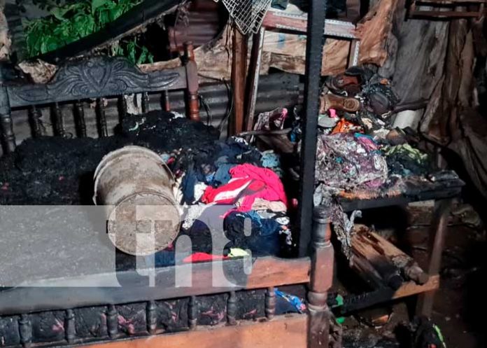 Incendio deja en la calle a familia del barrio Recreo Sur, en Managua