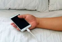 Razones para no cargar el celular en la cama