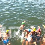 Granada: Atletas participan en campeonato de natación en las isletas Nadadores de competencia en Granada