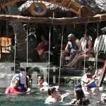 Turistas disfrutan del verano en la Isla de Ometepe La entrada a esta piscina natural cuesta 5 dólares para los turistas extranjeros, en el caso de los turistas nacionales el precio es un poco más bajo.