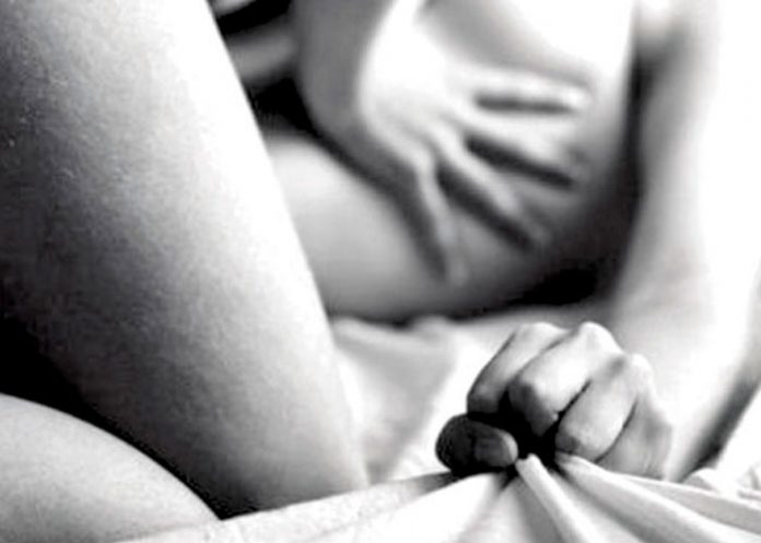 ¿Las mujeres fingen más orgasmos con hombres frágiles o muy masculinos?