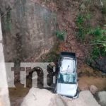 Camioneta termina en el río tras accidente vial en Nueva Segovia