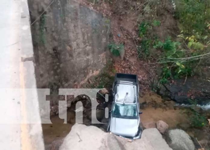 Camioneta termina en el río tras accidente vial en Nueva Segovia
