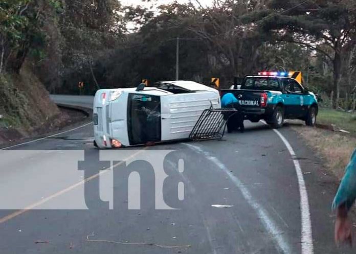 Conductor pierde el control de un microbús y se vuelca Chontales