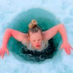 ¡No le teme al frío! Viral en TikTok por bañarse en lagos congelados : Viral en TikTok por bañarse en lagos congelados