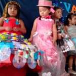 Niños participan de pasarela de reciclaje en escuela de San Marcos Centro educativo de San Marcos realiza pasarela de trajes elaborados a base de material reciclable