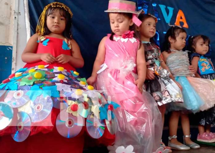 11 Centro educativo de San Marcos realiza pasarela de trajes elaborados a base de material reciclable