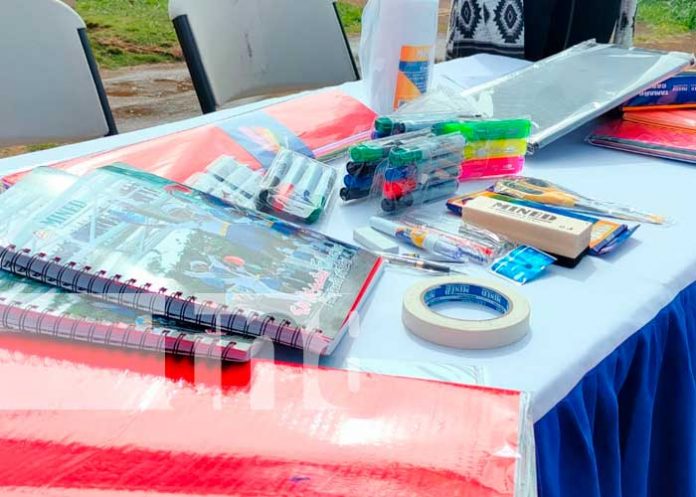 Docentes reciben maletines con materiales fungibles en Puerto Cabezas