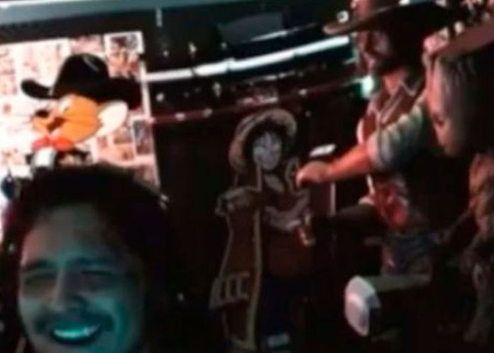 Muñeco Chucky que le regalo Belinda a Nodal se mueve