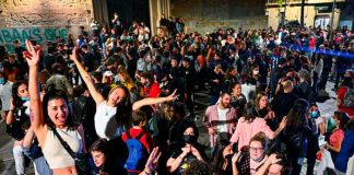 Fiesteros en Italia podrán ir sin mascarilla a las discotecas.
