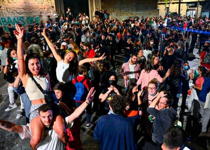 Fiesteros en Italia podrán ir sin mascarilla a las discotecas.