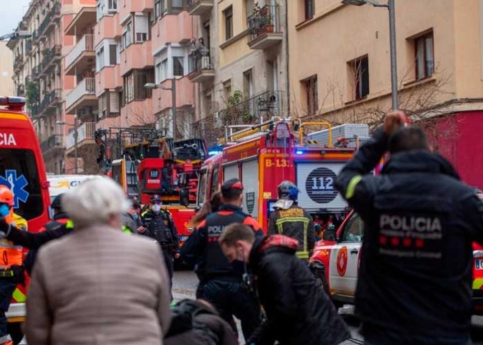 2 Dos personas se han lanzado por la ventana para huir de las llamas