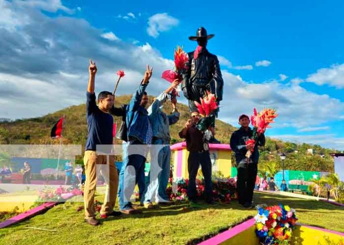 Unidades de Victorias Electorales de Boaco colocan ofrenda floral a Sandino