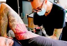 A pesar de su fobia: Gana Récord Guinness al tener 864 insectos tatuados Gana Récord Guinness al tener 864 insectos tatuados