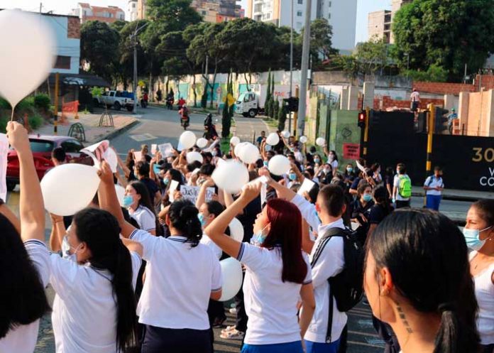 Asesinan a estudiante de 15 años por robarle el celular en Colombia