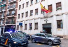Adolescente de 13 años apuñala a su profesor por la espalda Adolescente de 13 años apuñala a su profesor por la espalda