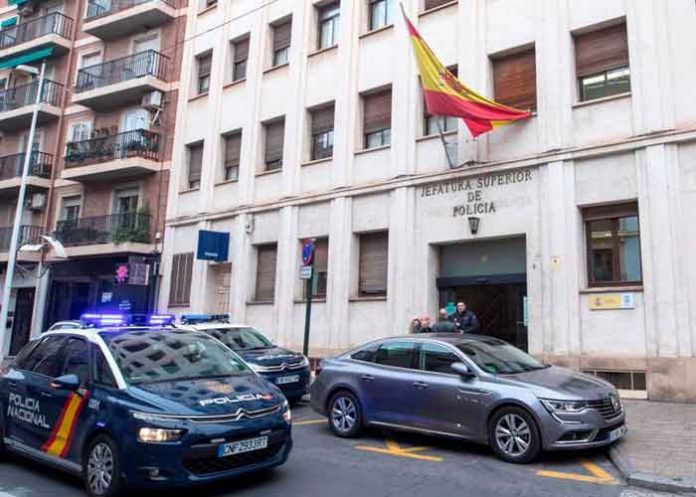 Adolescente de 13 años apuñala a su profesor por la espalda