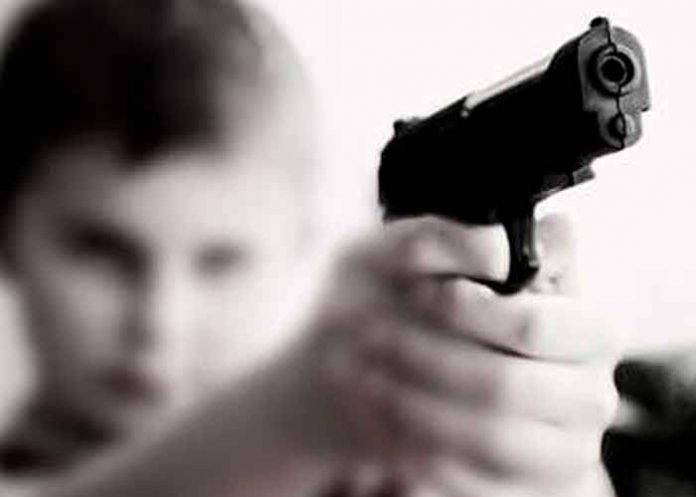 Niño apretó el gatillo por defender a su padre en Estados Unidos