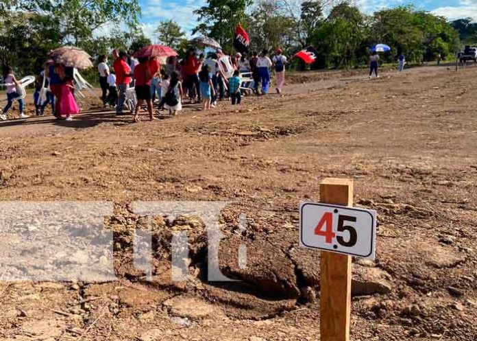 Alcaldía de La Libertad entrega 90 lotes del Proyecto Bismarck Martínez