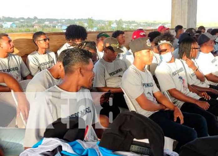 Entregan uniformes al equipo Pescadores del Caribe Norte