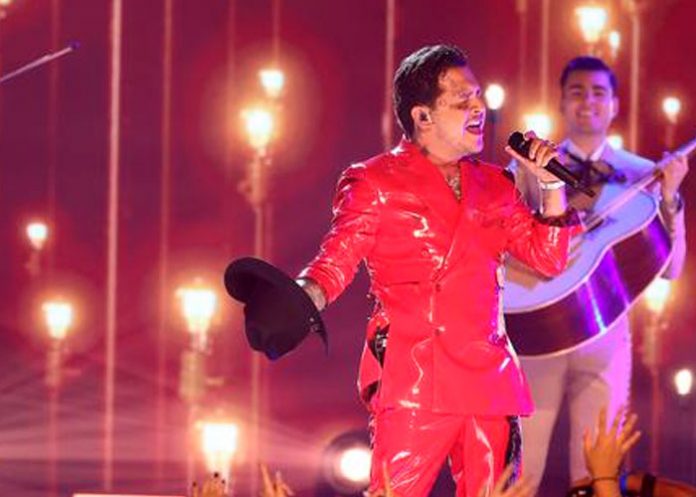 Rinden homenaje a Vicente Fernández en Premio lo Nuestro