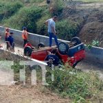 Mujer se vuelca con su vehículo dentro de una canaleta en Managua
