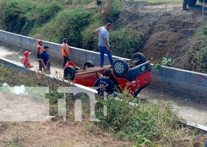 Mujer se vuelca con su vehículo dentro de una canaleta en Managua