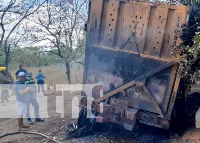 Rastrada cargada de caña se incendia en Carazo