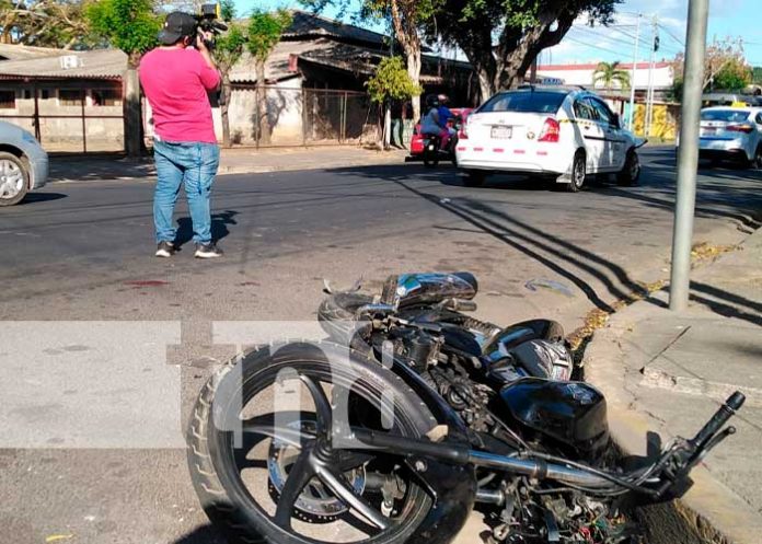 3 Irrespeto a señal de alto provoca accidente entre taxi y moto en Managua