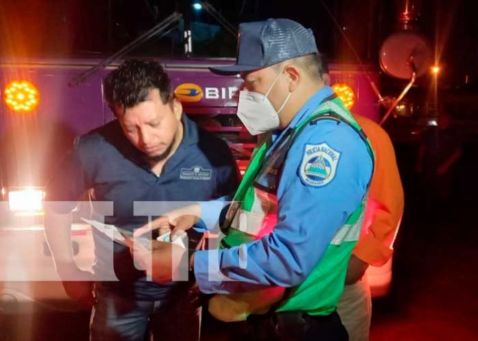 Policía de tránsito previniendo accidentes