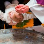 Párroco de Phoenix renuncia por bautizar erróneamente por décadas